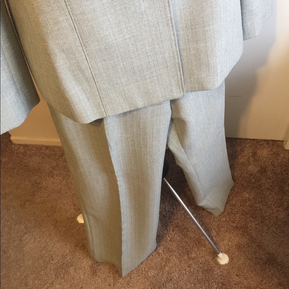 Grey suit - Picture 8 of 8